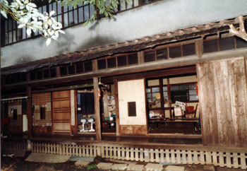 旧ろうあ会館の外観（庭側）