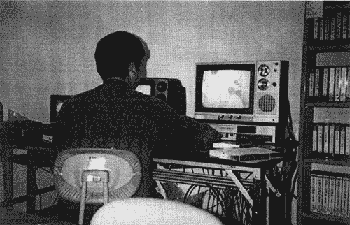 昭和58年7月1日より開始した情報文化センターで作業する小野康二さん。