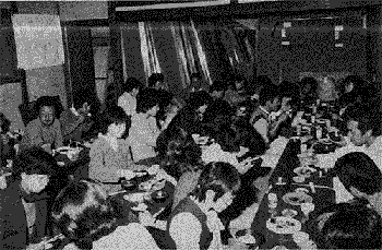 ありし日の研修会の食事風景