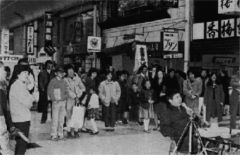 ミニ手話と手話落語を見る人々。